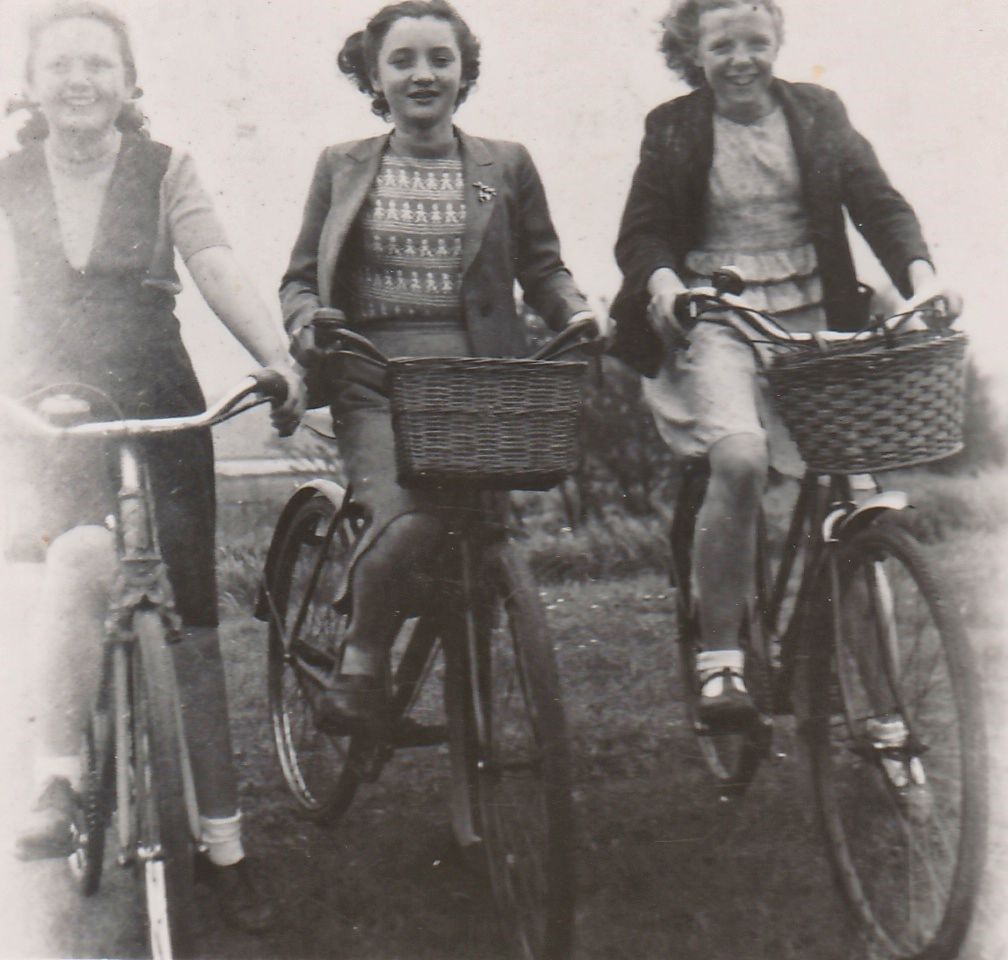 Gay in centre May 1949.jpg